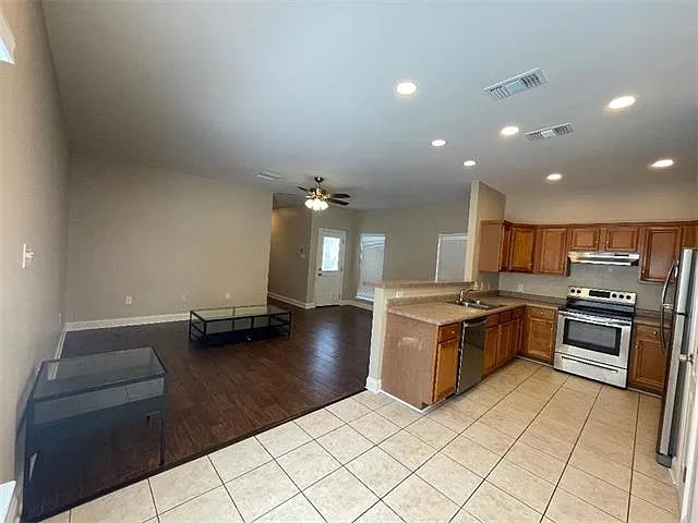 3 bed, 2.0 bath, 1330 sqft, $2,500 — Photo 3