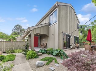 831 Oak Hill Rd, Lake Barrington, IL 60010