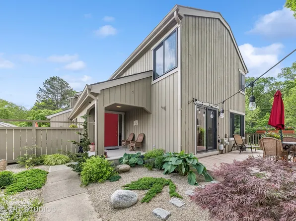 831 Oak Hill Rd, Lake Barrington, IL 60010