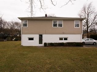 22 Sprague St, Portsmouth, RI 02871