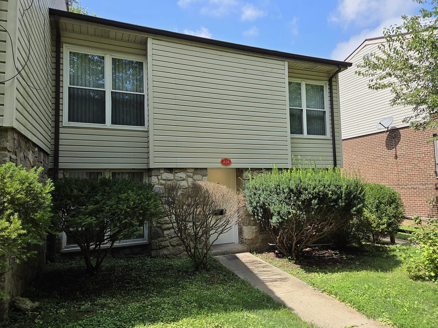 2 bed, 1.5 bath, 1127 sqft, $1,700 — Photo 2