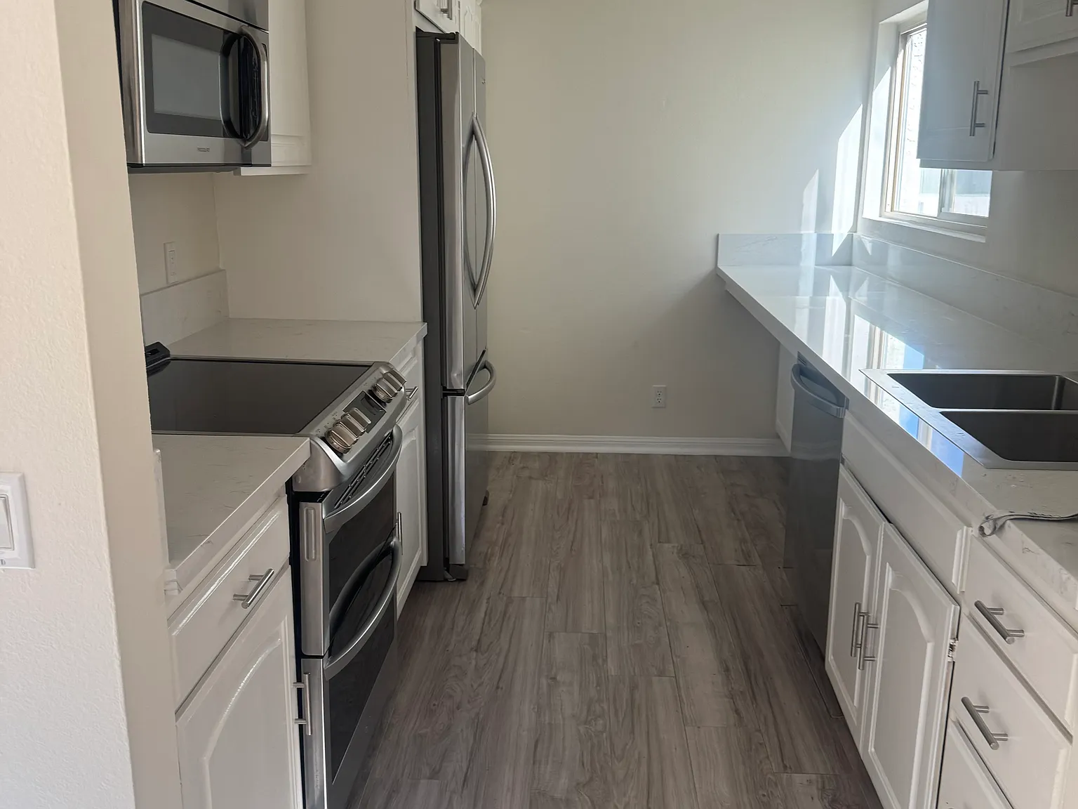 2 bed, 1054 sqft, $3,500 — Photo 3