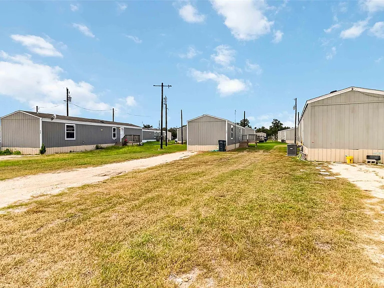 5670 E Highway 290 — Photo 19
