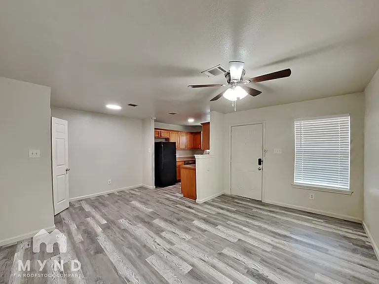 1421 E Robert St — Photo 3