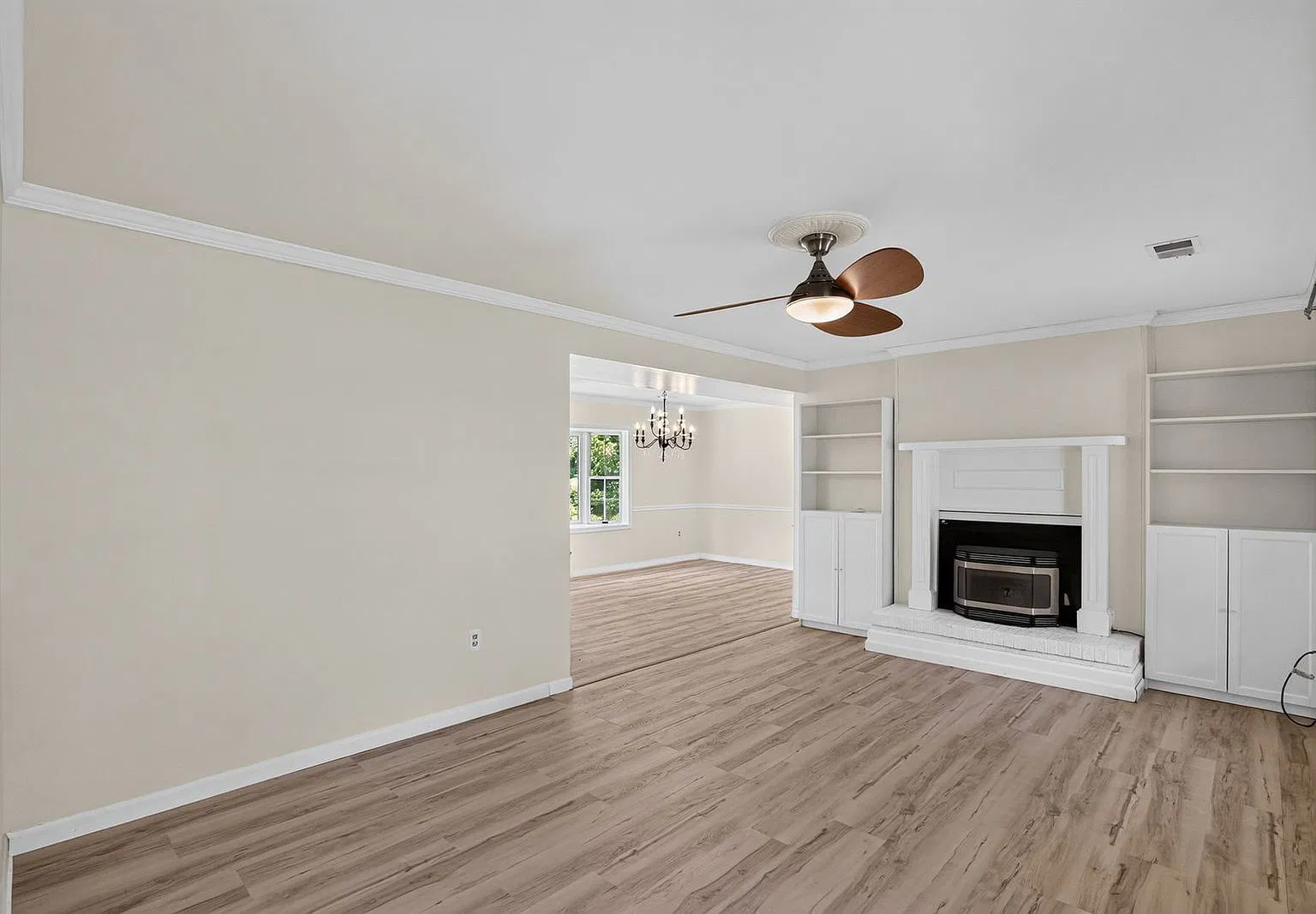 3 bed, 3.0 bath, 2102 sqft, $3,145 — Photo 4