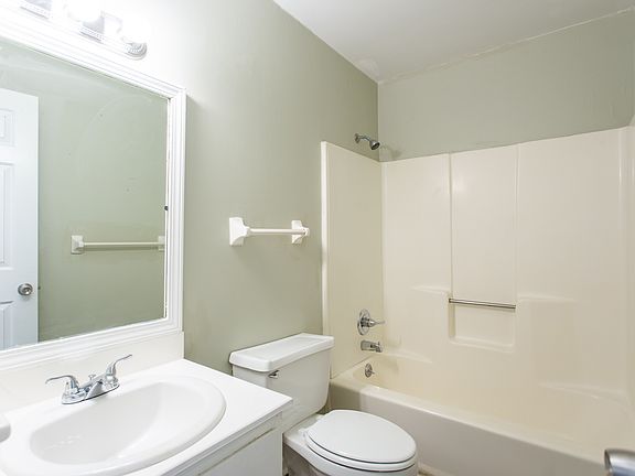 3rd image of 8 Brookwood Cir