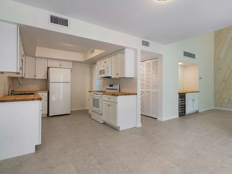9787 Sawgrass Dr E — Photo 26