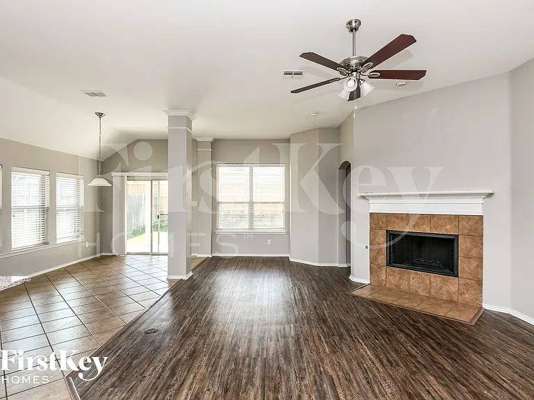 423 Hackberry Dr — Photo 3