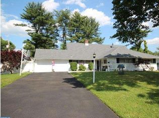 18 Red Berry Rd, Levittown, PA 19056