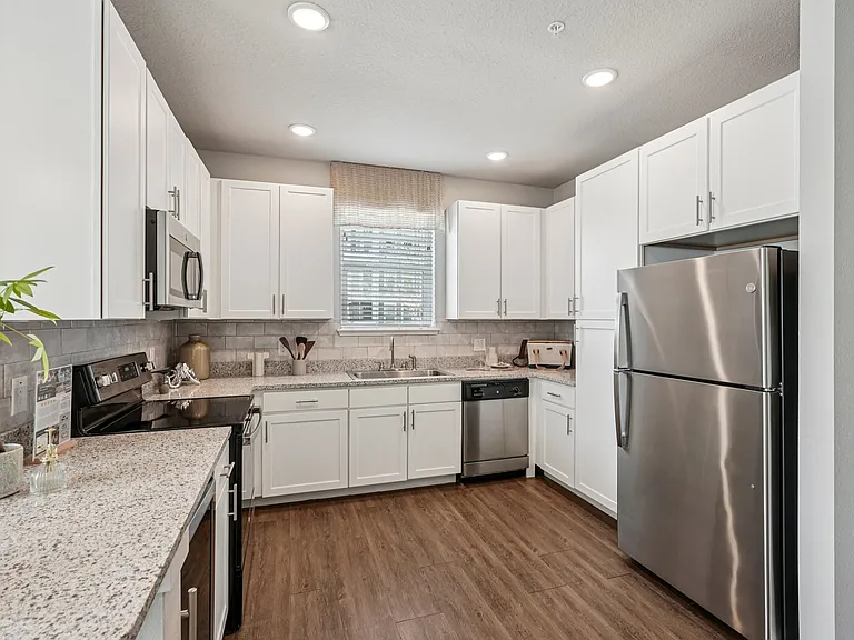 ShoreView Waterfront Apartments — Photo 4