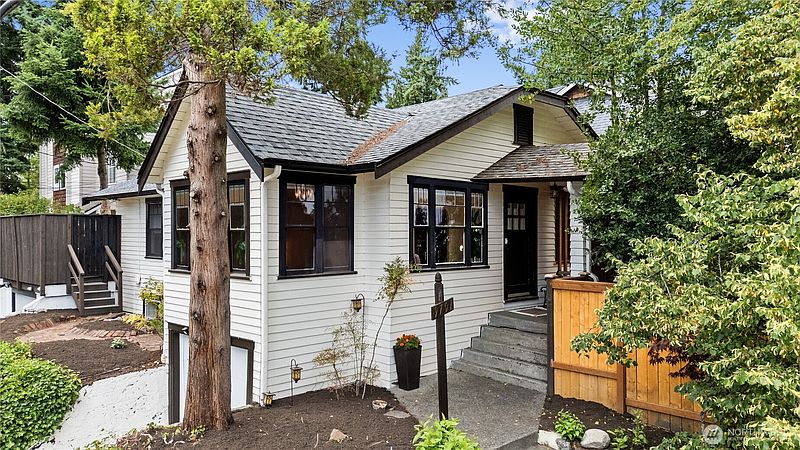4th image of 9701 Roosevelt Way NE