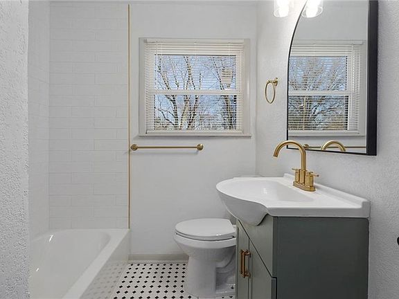 3rd image of 607 SE Florence Ave