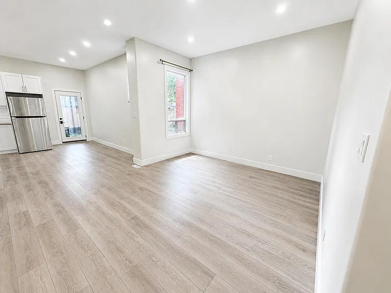 482 King William St — Photo 7