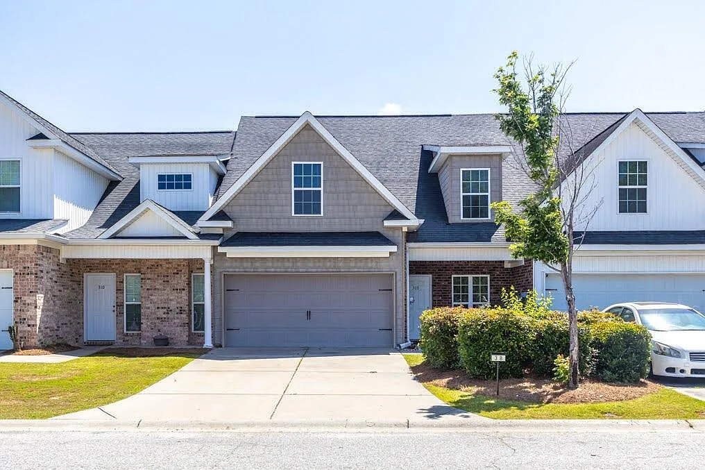 3 bed, 2.5 bath, 1649 sqft, $1,675 — Photo 2