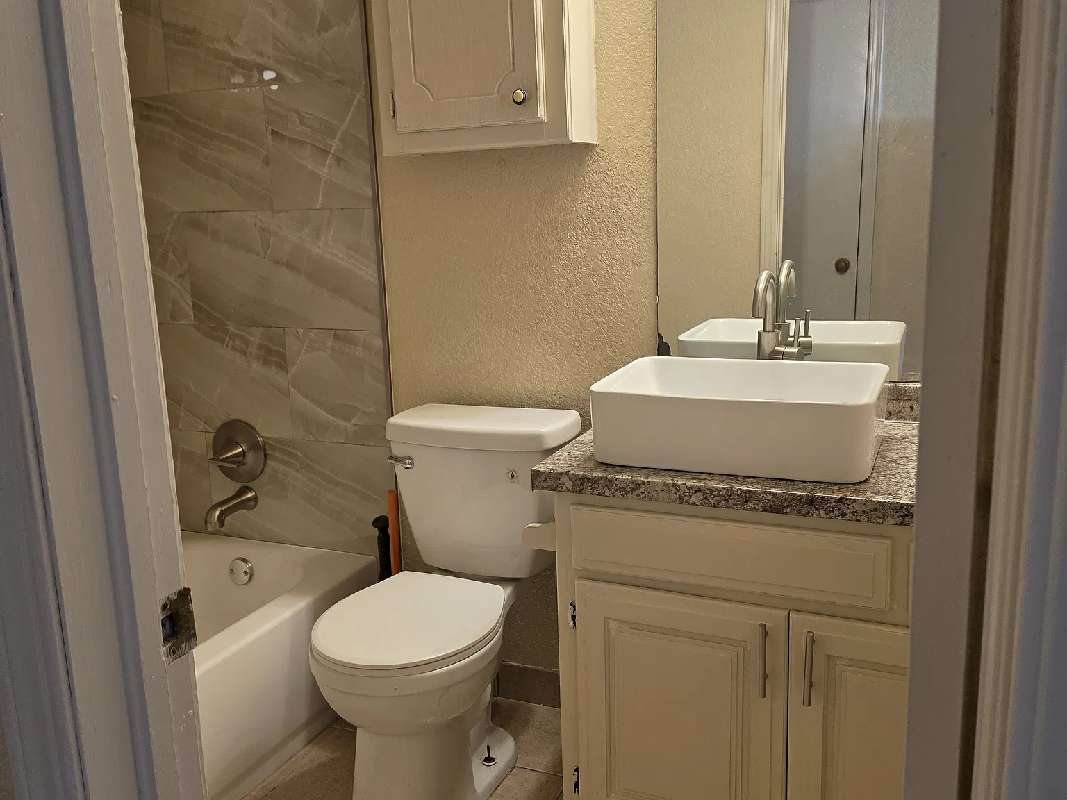 2 bed, 1.5 bath, 800 sqft, $950 — Photo 3