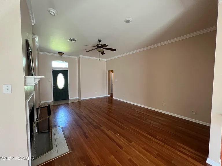 600 Glade Blvd — Photo 2