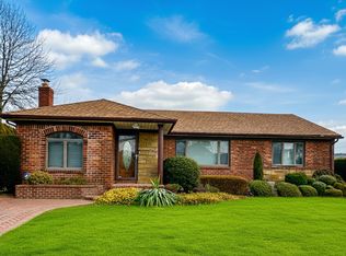 23 Center Dr, New Hyde Park, NY 11040