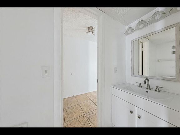 5th image of 46 N Fairfax Ave #40