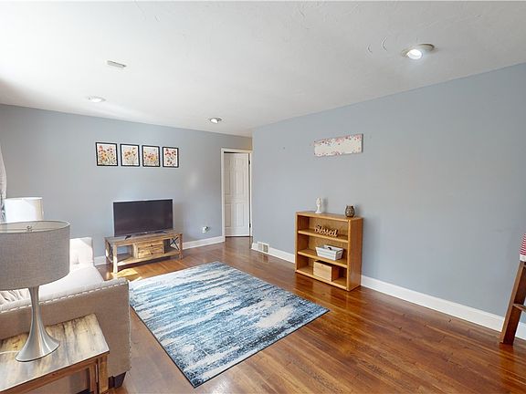 3rd image of 13608 Elsetta Ave