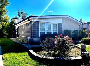 9831 N Robin Rd, Niles, IL 60714