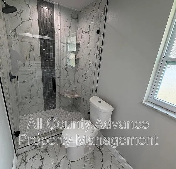 2320 Surrey Ln — Photo 12