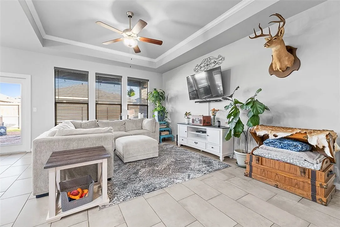 4 bed, 2.0 bath, 1673 sqft, $2,400 — Photo 3