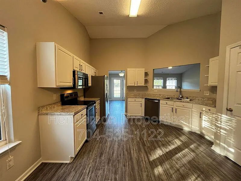 3 bed, 2.0 bath, 1540 sqft, $2,000 — Photo 2