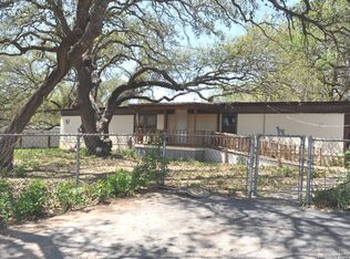 707 Devine, Devine, TX 78016