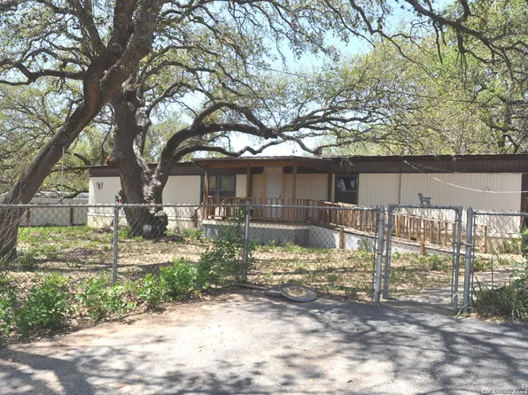 707 Devine, Devine, TX 78016