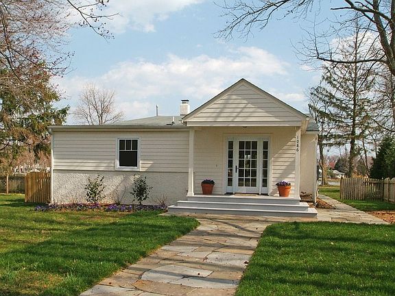 Welcome...Gorgeous Flagstone...Front walk around to patio.