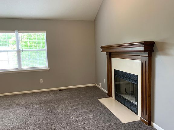 5th image of 729 NE Lyon Dr