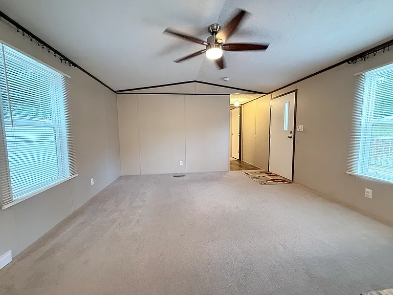 321 City Lake Dr — Photo 3