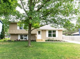 2221 Camelot Ct, Altoona, IA 50009