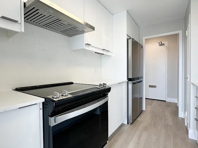 131 Bloor St W — Photo 10