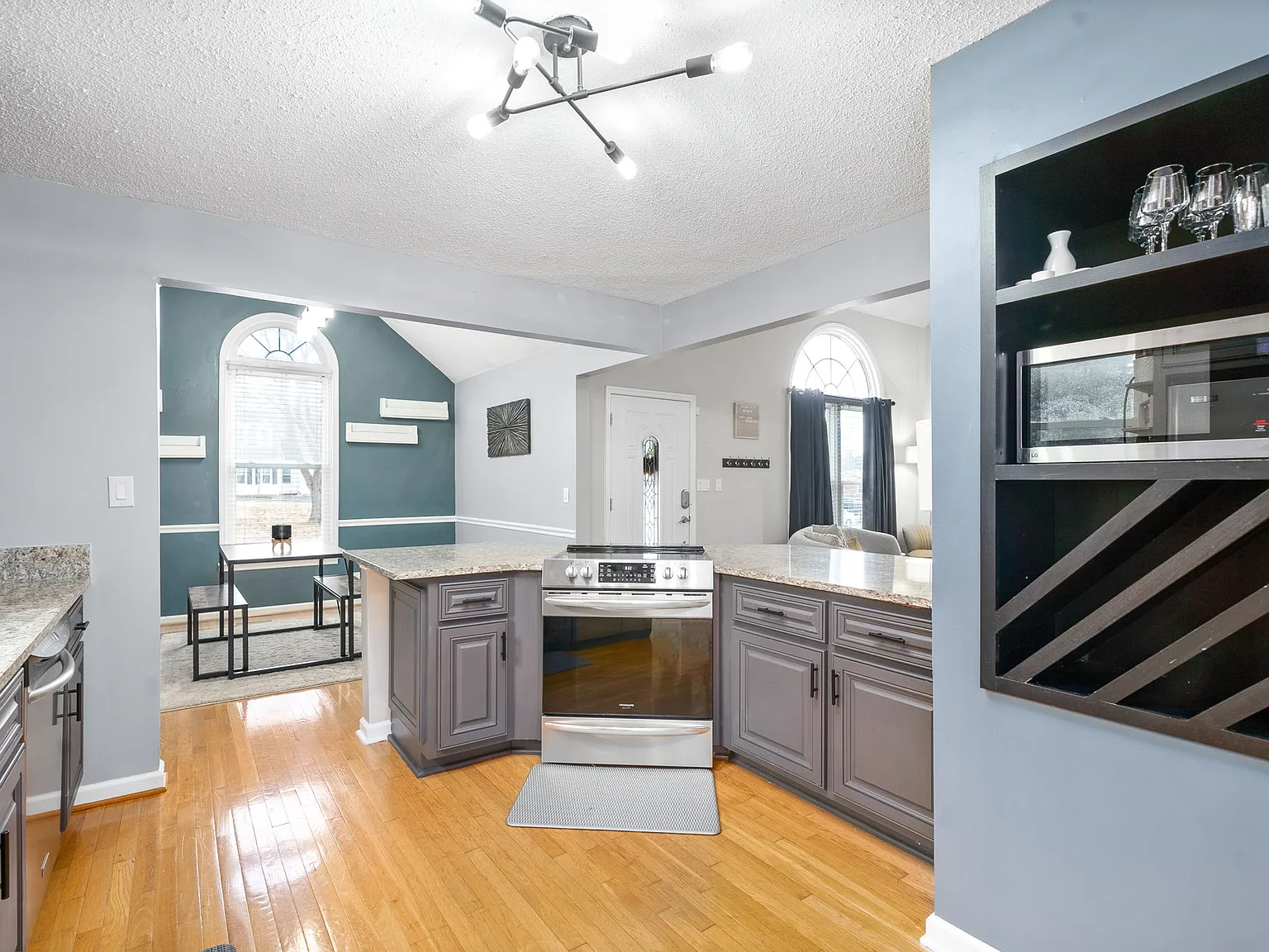 4 bed, 3.5 bath, 2584 sqft, $2,800 — Photo 4
