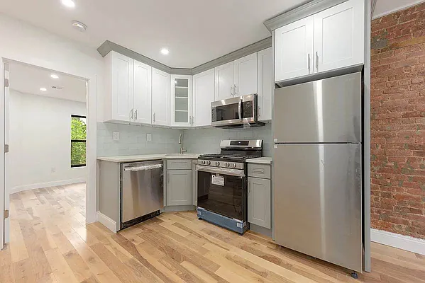 Rented by Avenues Real Estate | media 10