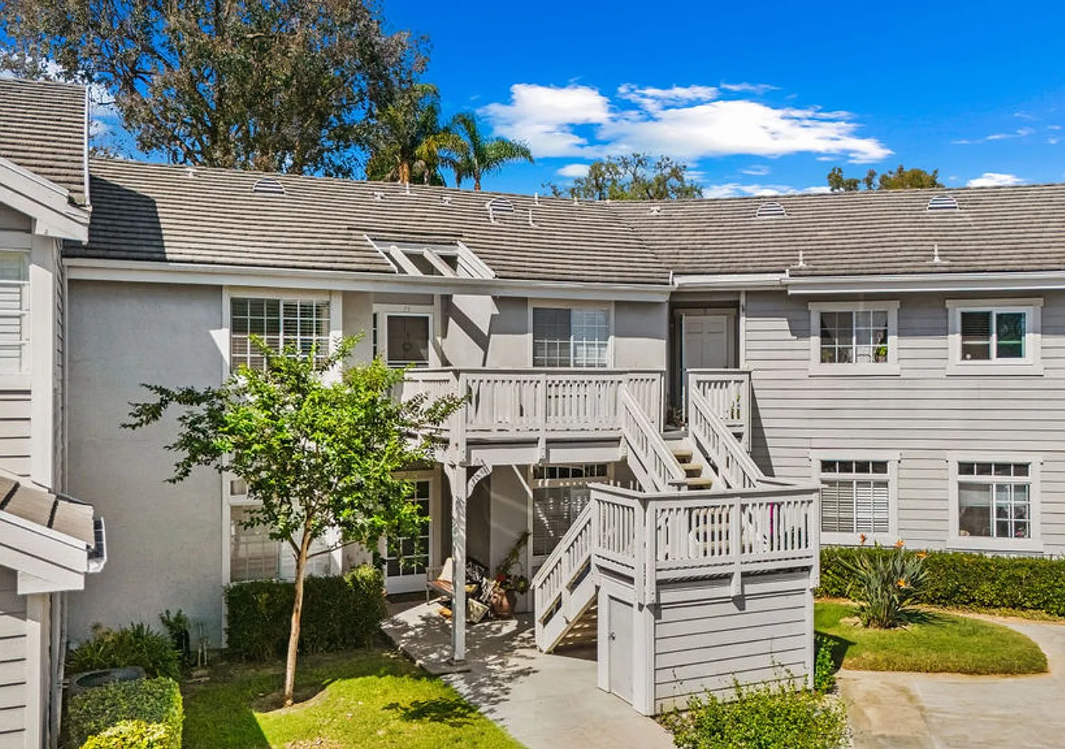 Serene Furnished 1/1 Top-Floor Coastal Condo with Balcony and Covered Parking — Photo 2