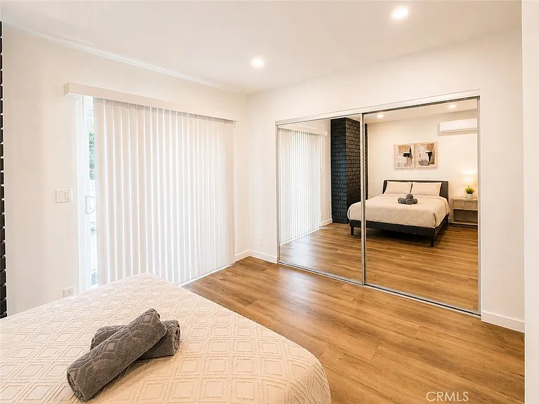 2449 N Beachwood Dr #10 — Photo 7