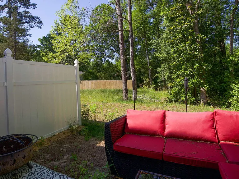 381 James St — Photo 44