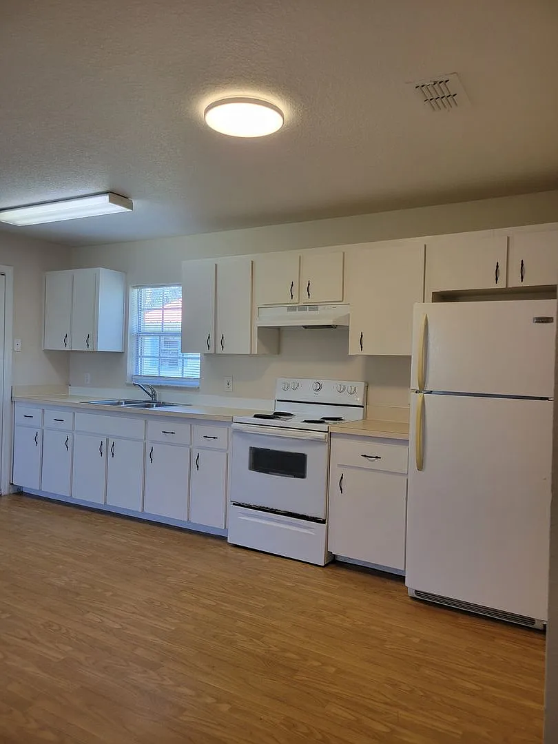 Cozy Three-Bedroom Home in Eagle Lake — Photo 3