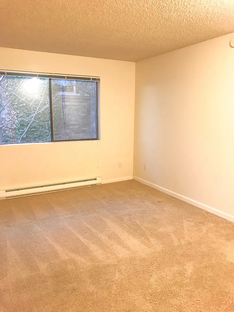 Crestwood Apartments — Photo 4