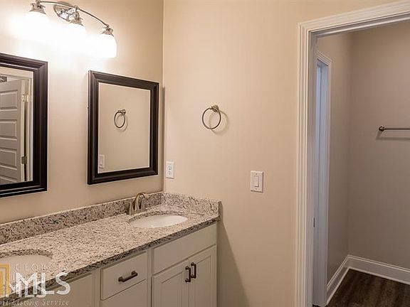 4th image of 8 Heartland Meadows Dr