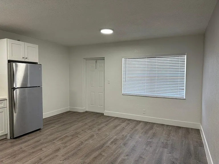 3660 NE 6th Ave #3 — Photo 8