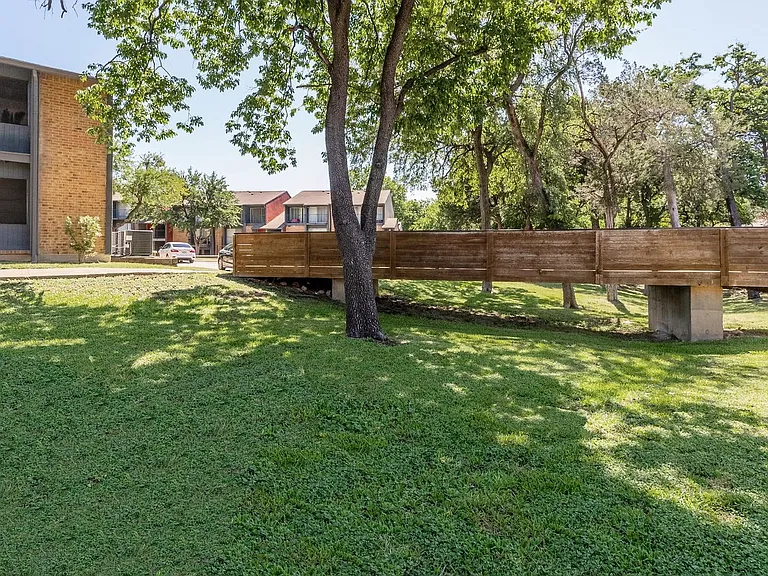 South Crest Apartments: All Bills Paid -Dazzling Dallas Apartments in Quiet Area! — Photo 77