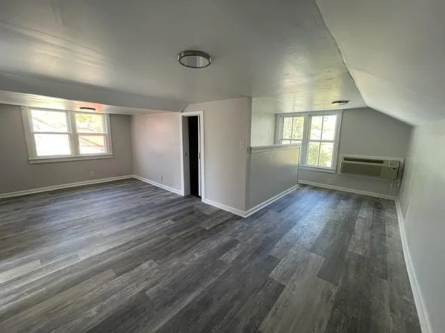 122 E Scott St — Photo 12