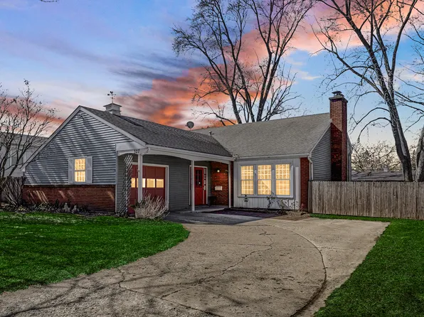 327 S 14th St, St Charles, IL 60174