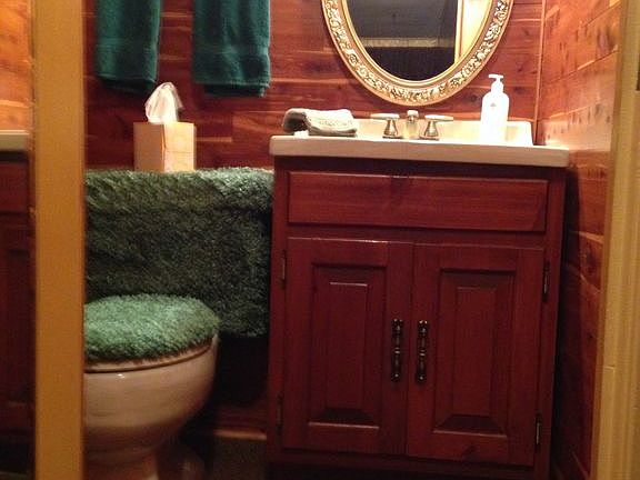 Upstairs 1/2 cedar bath