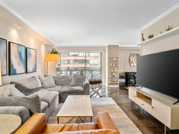 300 East 40th Street image 1 of 22