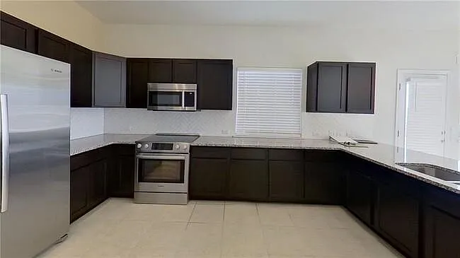 3 bed, 2.5 bath, 2071 sqft, $2,299 — Photo 4