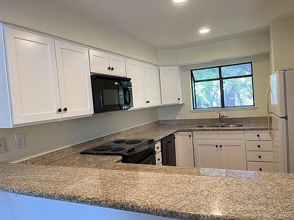 5th image of 401 Northlake Dr APT 33